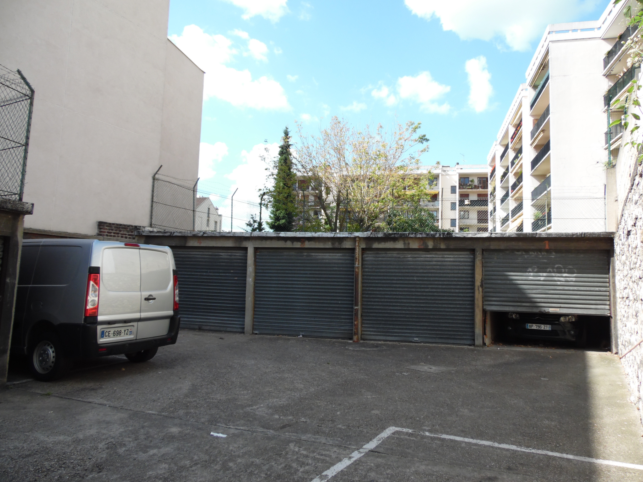 location Rue de la République SAINT DENIS Centre ville. Dans cour